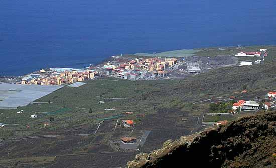 Blick aus großer Höhe auf Fuencaliente und auf das Meer